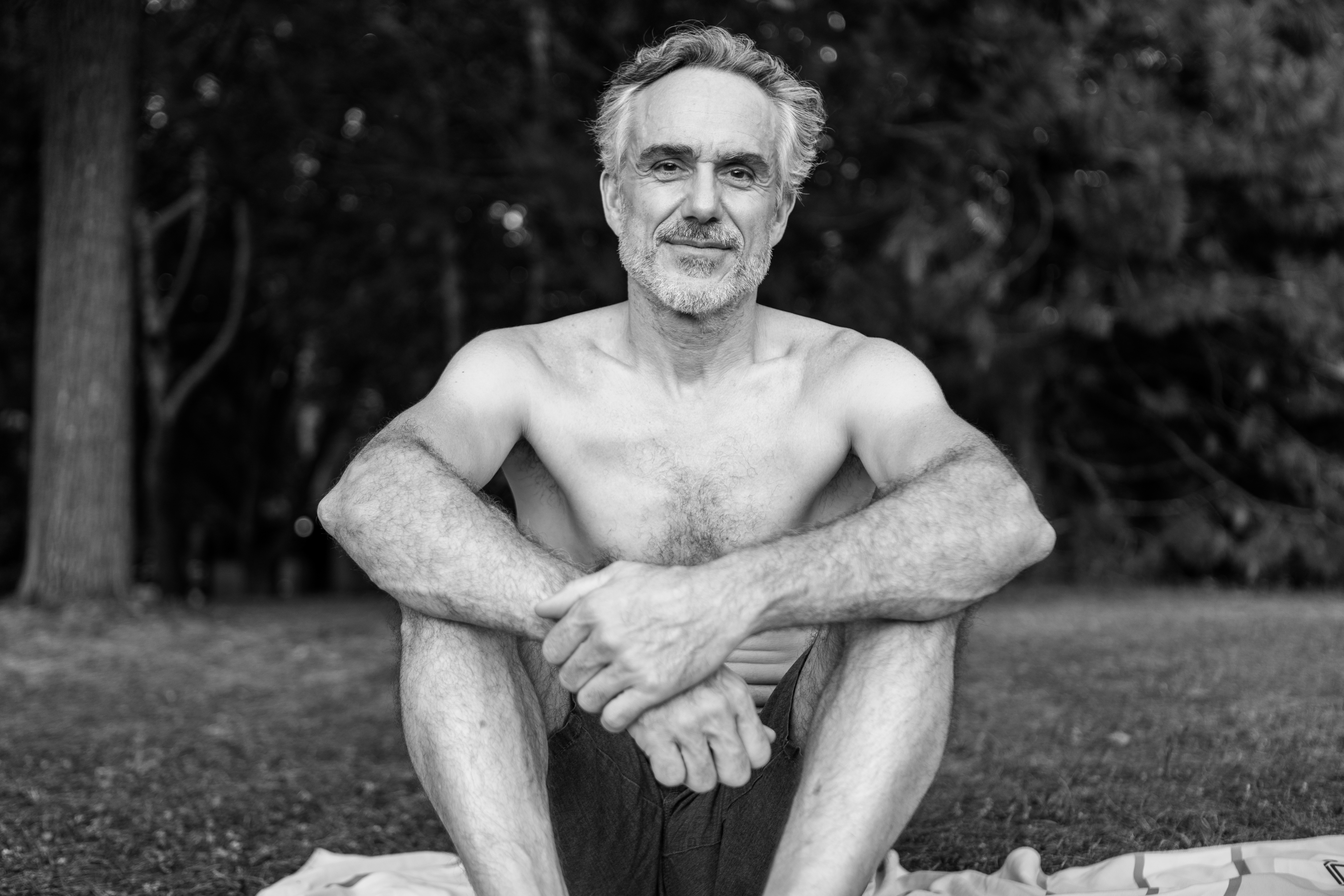 Homme assis dans un parc Montreal