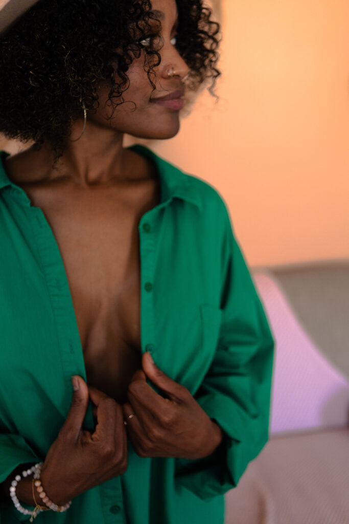 Femme portant une chemise ouverte Montreal