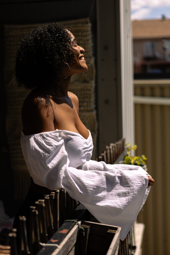 Femme posant au soleil a Montreal