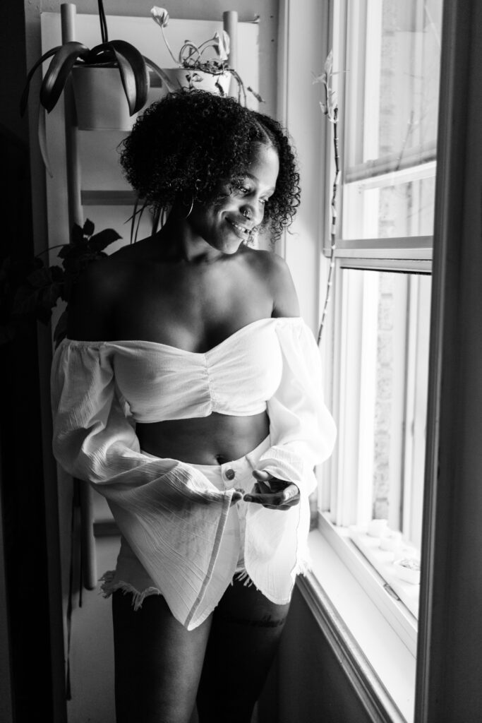 Femme devant une fenêtre Montreal