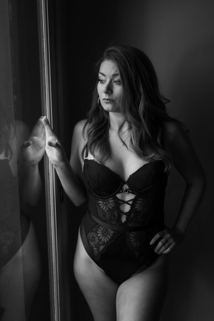 Femme en lingerie devant une fenêtre