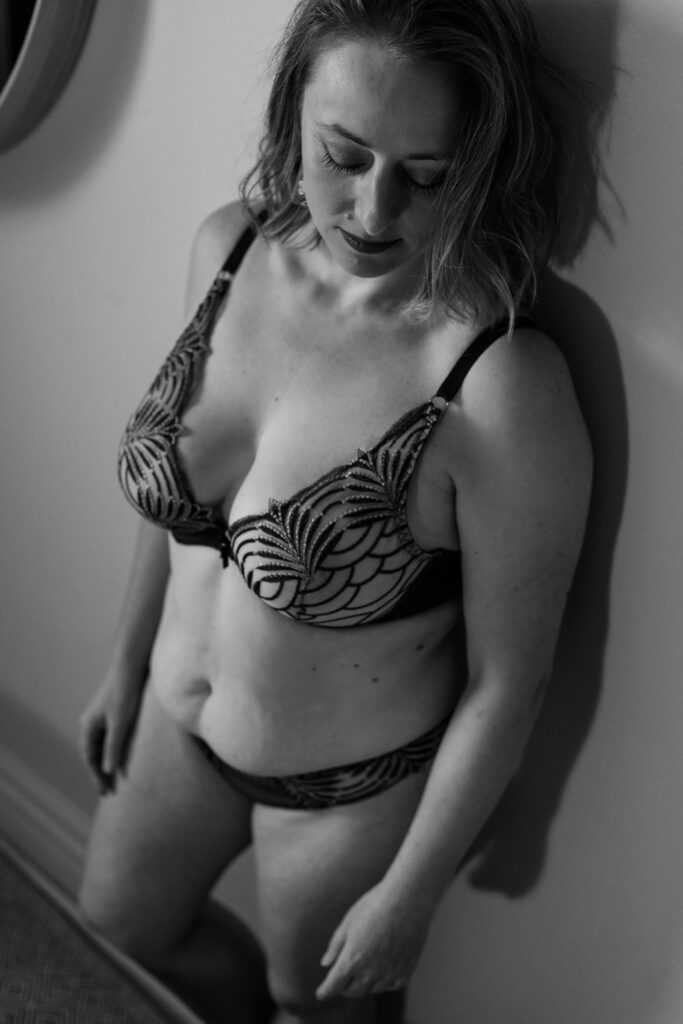 Femme regard vers le bas