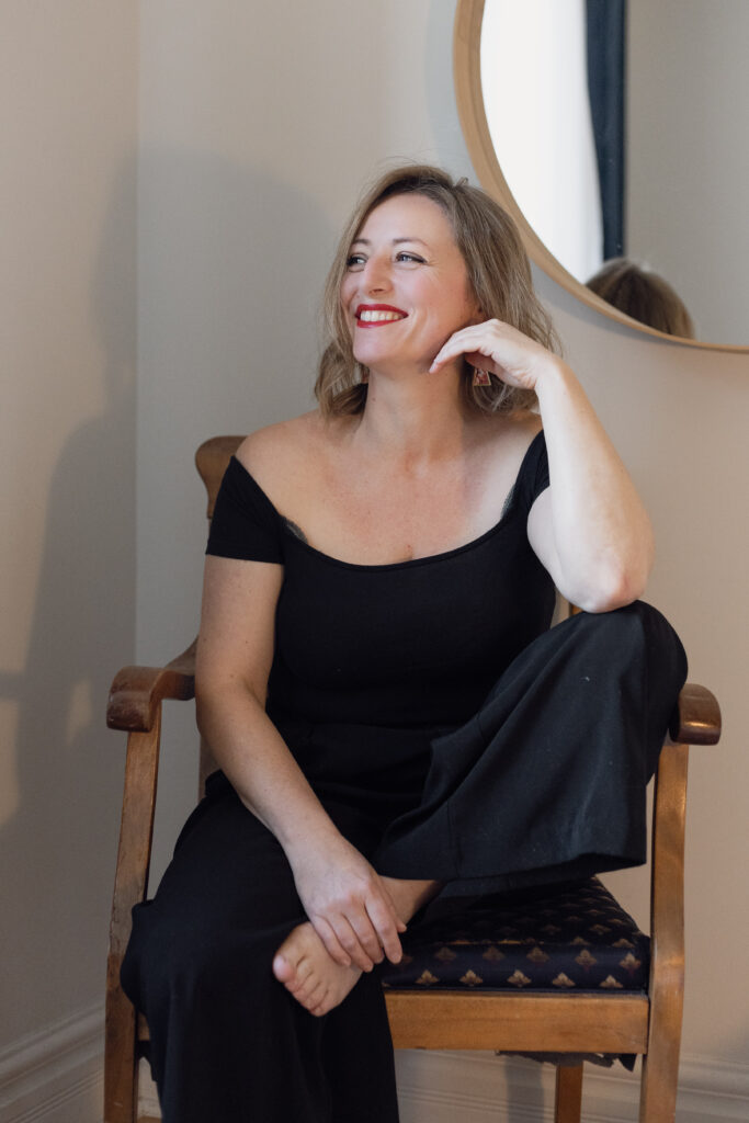 Femme heureuse sur une chaise