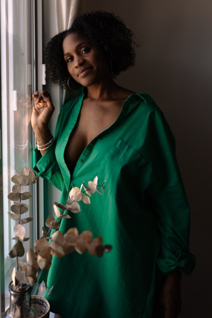 Belle femme avec une chemise