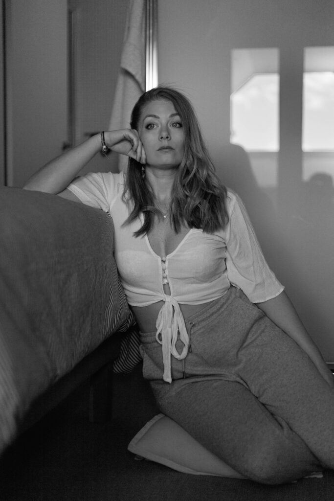 Femme assise au bord d'un lit